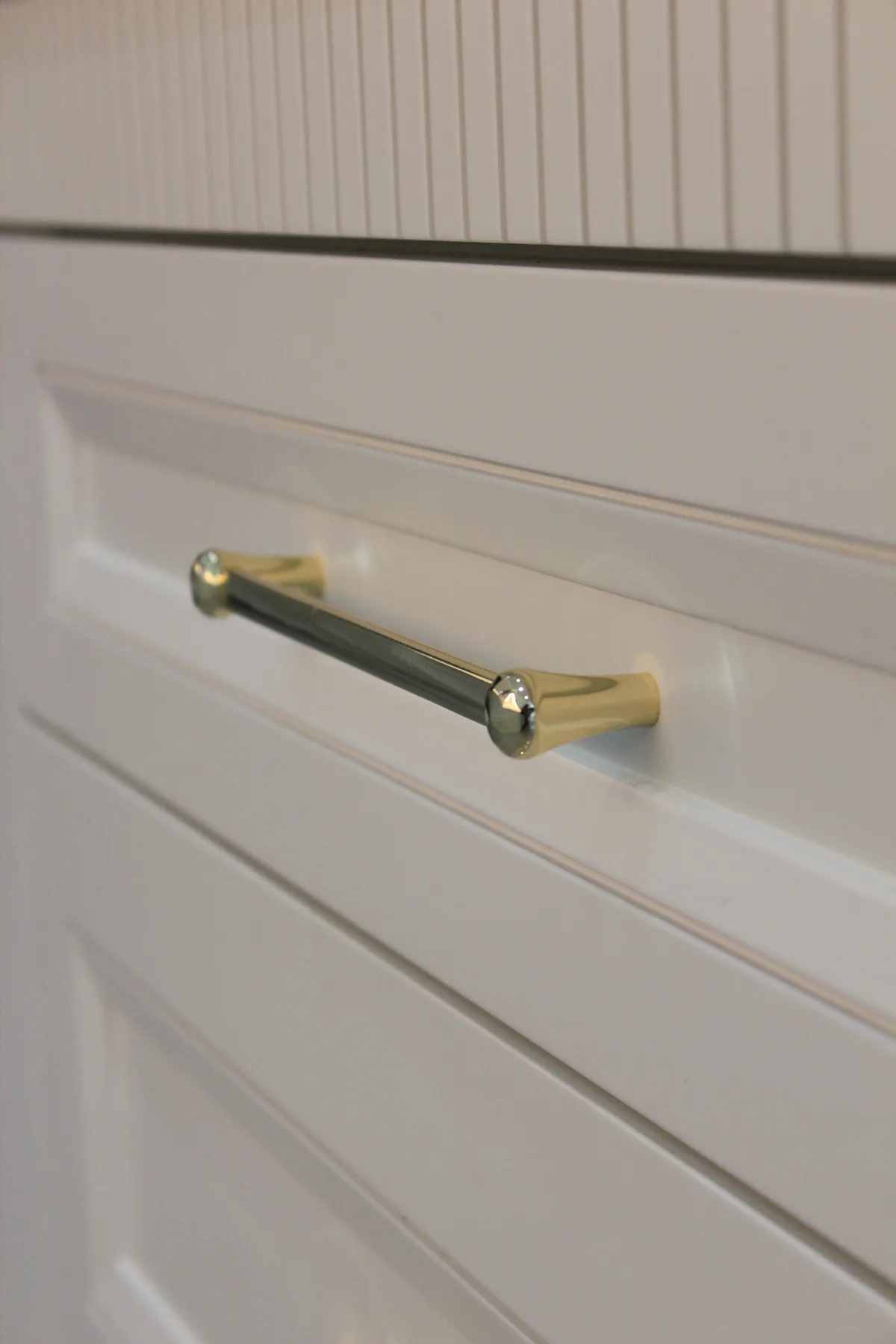 White Kitchen Renovation with Island: finished detail 4
